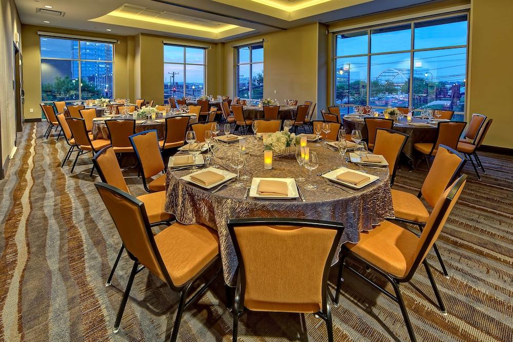 Hilton Garden Downtown Convention Center Hotel 3*