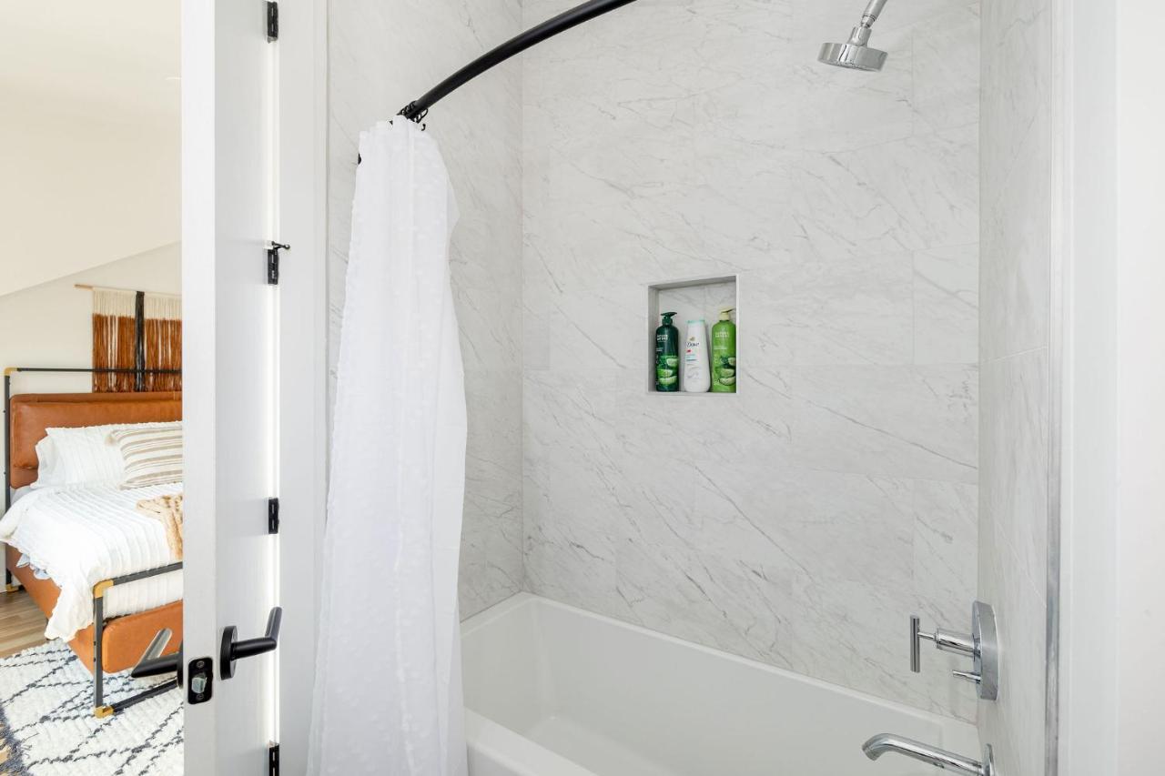 Extra Spacious 4 Bed / 4.5 Bath Music Row Holiday home Nashville