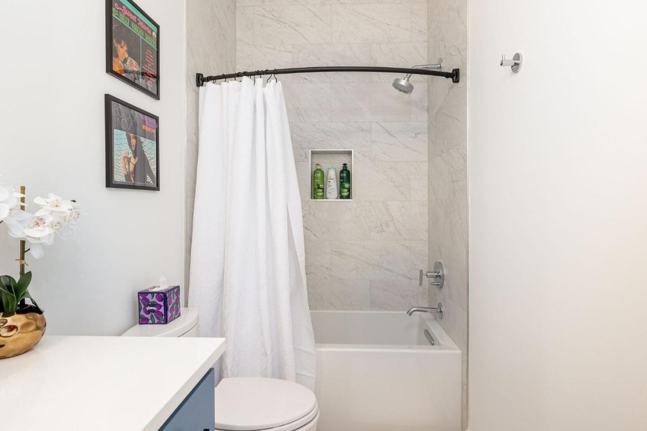 Extra Spacious 4 Bed / 4.5 Bath Music Row Holiday home *