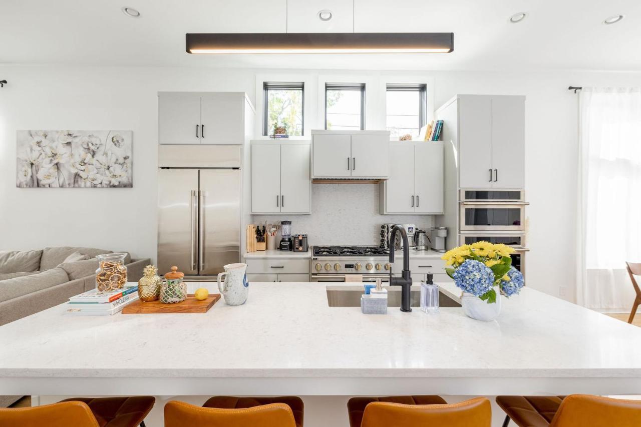 Extra Spacious 4 Bed / 4.5 Bath Music Row Holiday home