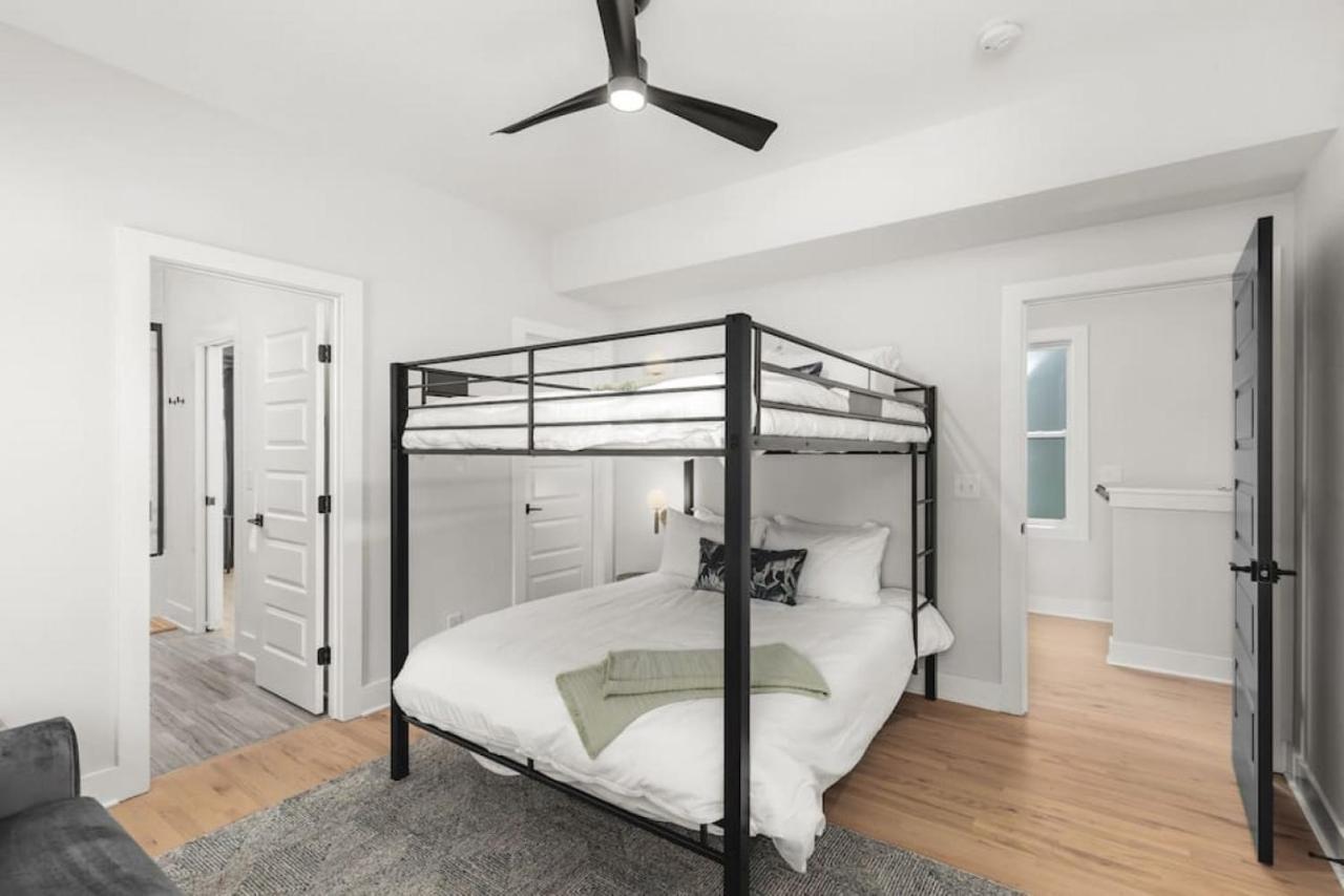 Huge Rooftop Patio At Stunning Spacious House Holiday home