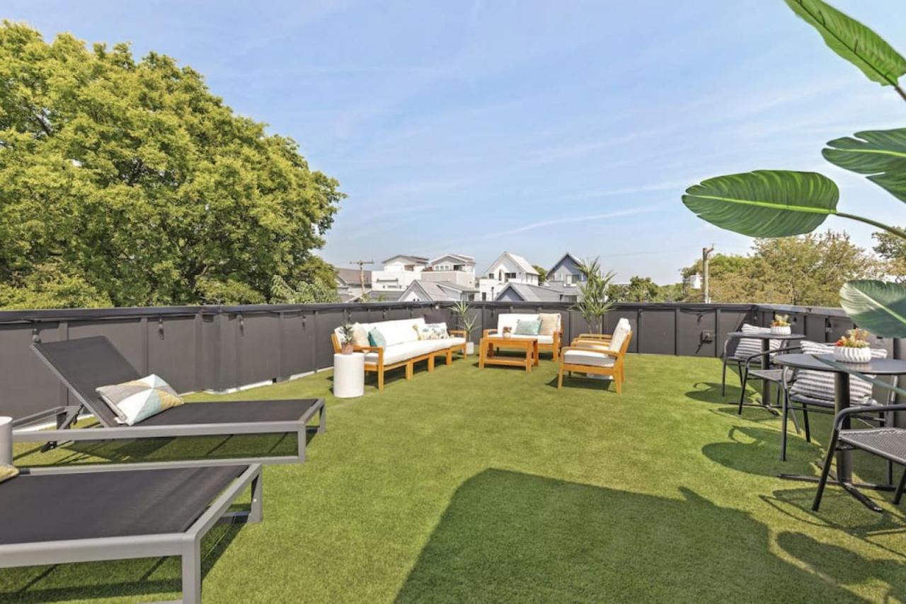 Holiday home Huge Rooftop Patio At Stunning Spacious House