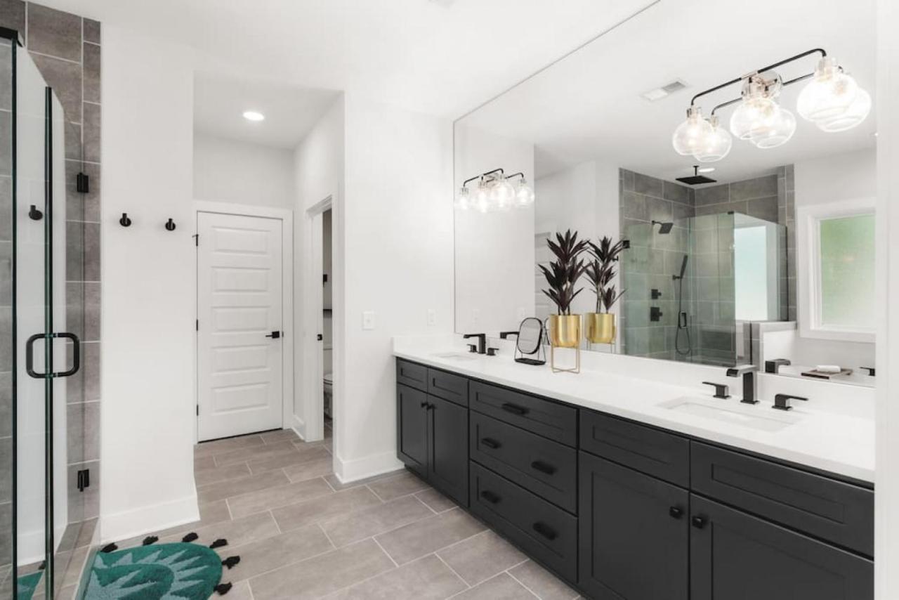 Huge Rooftop Patio At Stunning Spacious House Holiday home