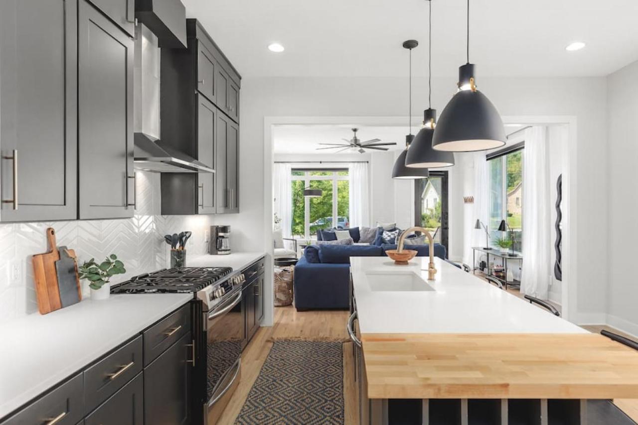 Huge Rooftop Patio At Stunning Spacious House *