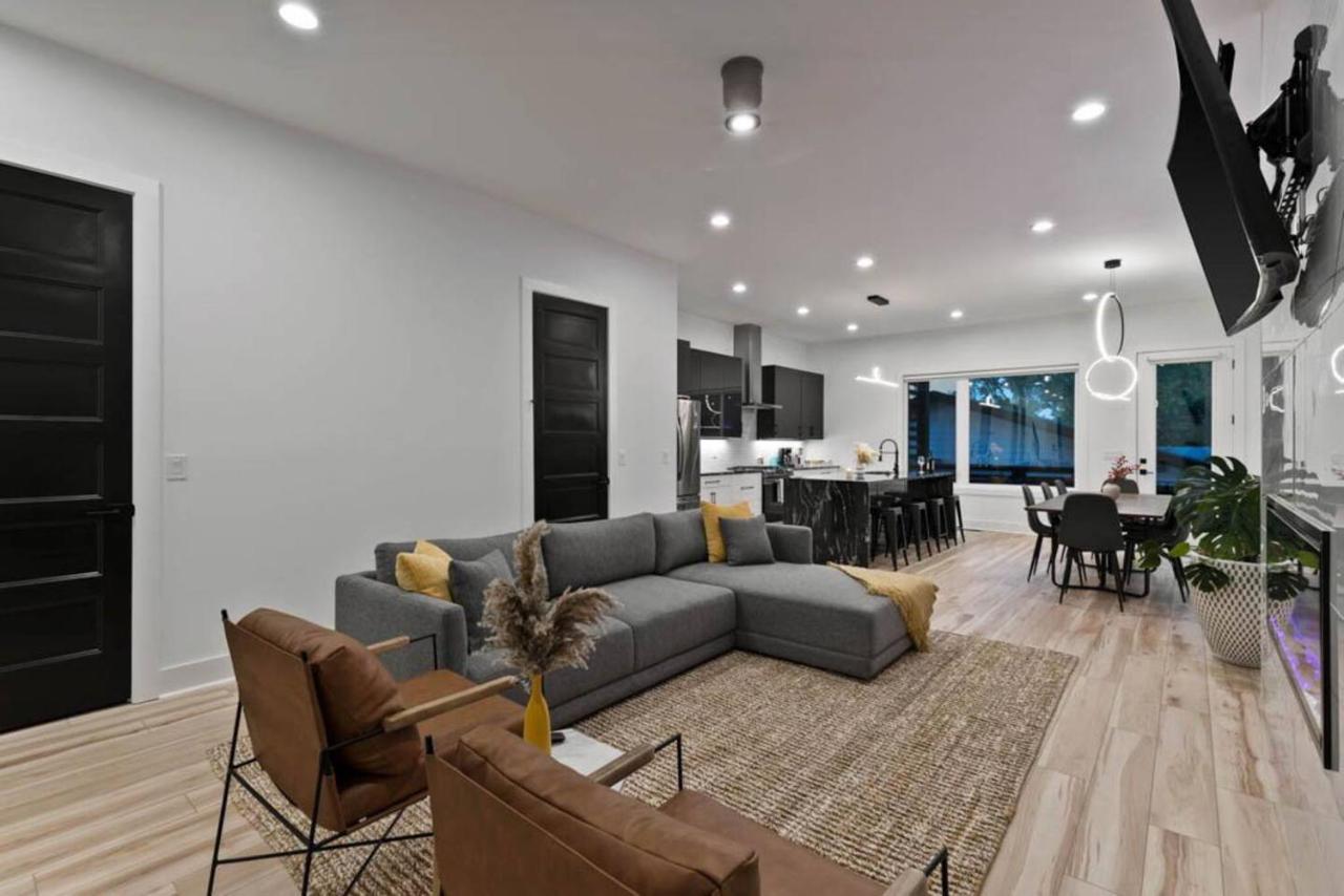 Urban Oasis: Modern Luxury Near Downtown Holiday home *