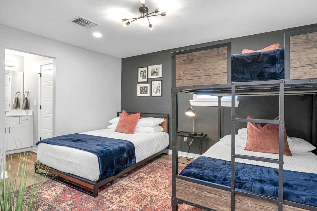 Walk To Downtown Broadway With Pool, Free Parking, And Gym * Nashville