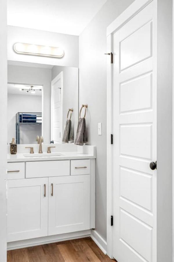 Walk To Downtown Broadway With Pool, Free Parking, And Gym * Nashville