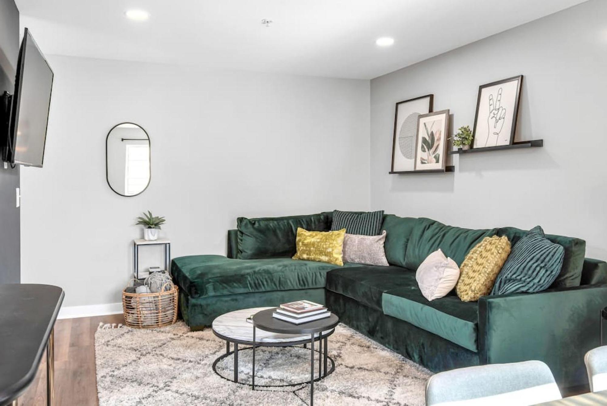 Apartment Walk To Downtown Broadway With Pool, Free Parking, And Gym *