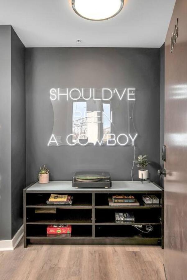 Walk To Downtown Broadway With Pool, Free Parking, And Gym * Nashville