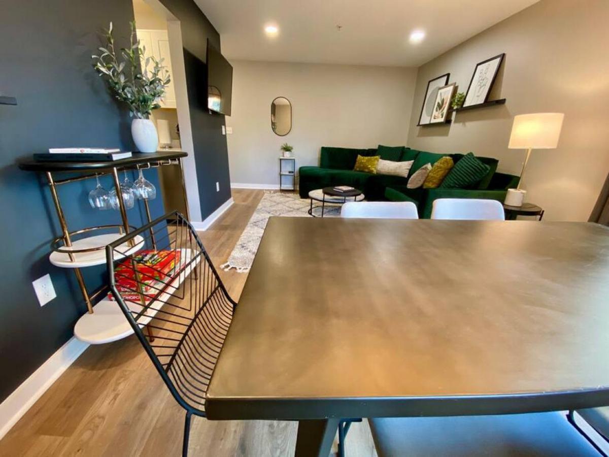 Apartment Walk To Downtown Broadway With Pool, Free Parking, And Gym *