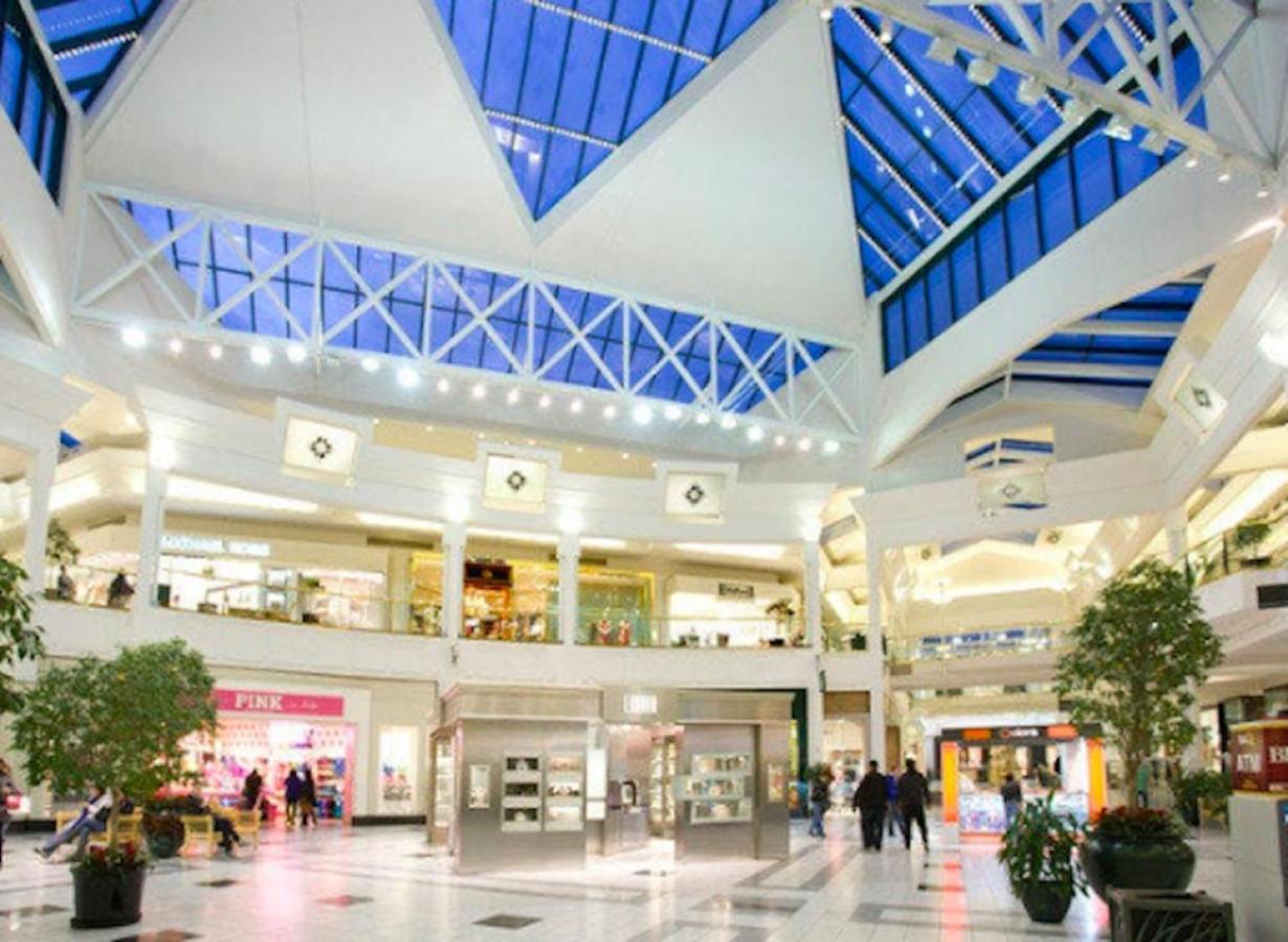 Apartment Walk To Downtown Broadway With Pool, Free Parking, And Gym