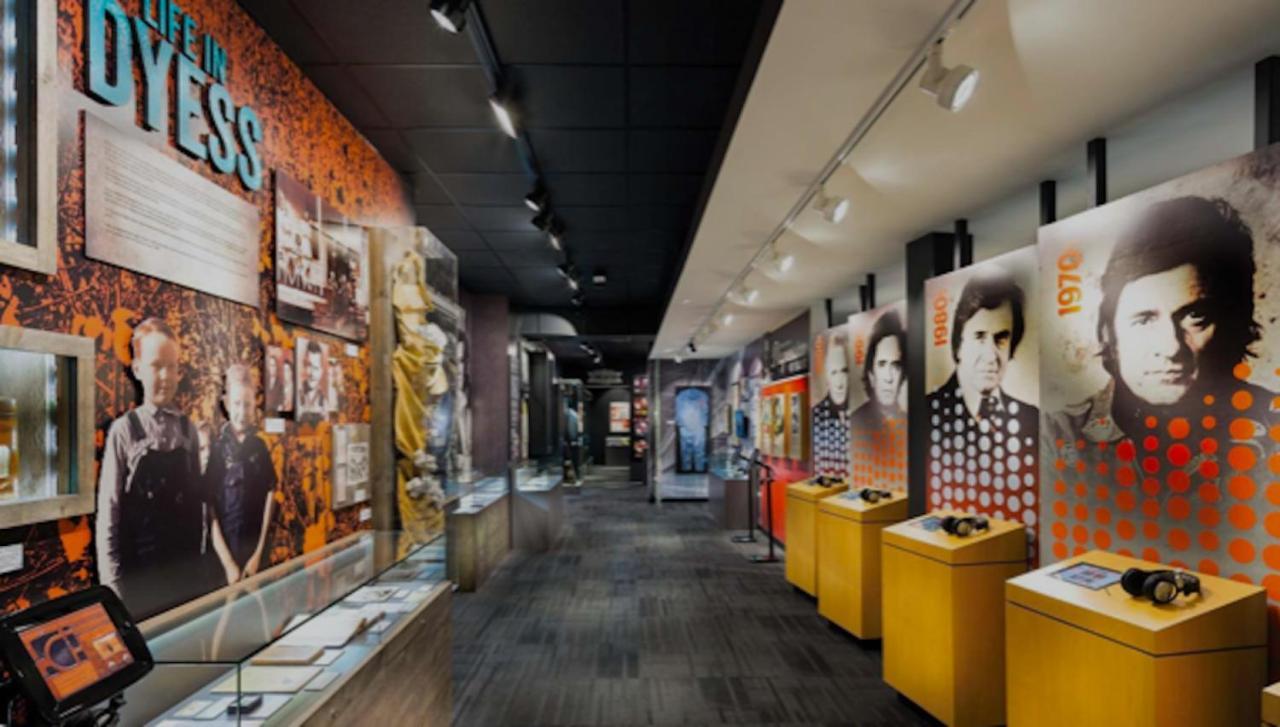 Walk To Downtown Broadway With Pool, Free Parking, And Gym Apartment