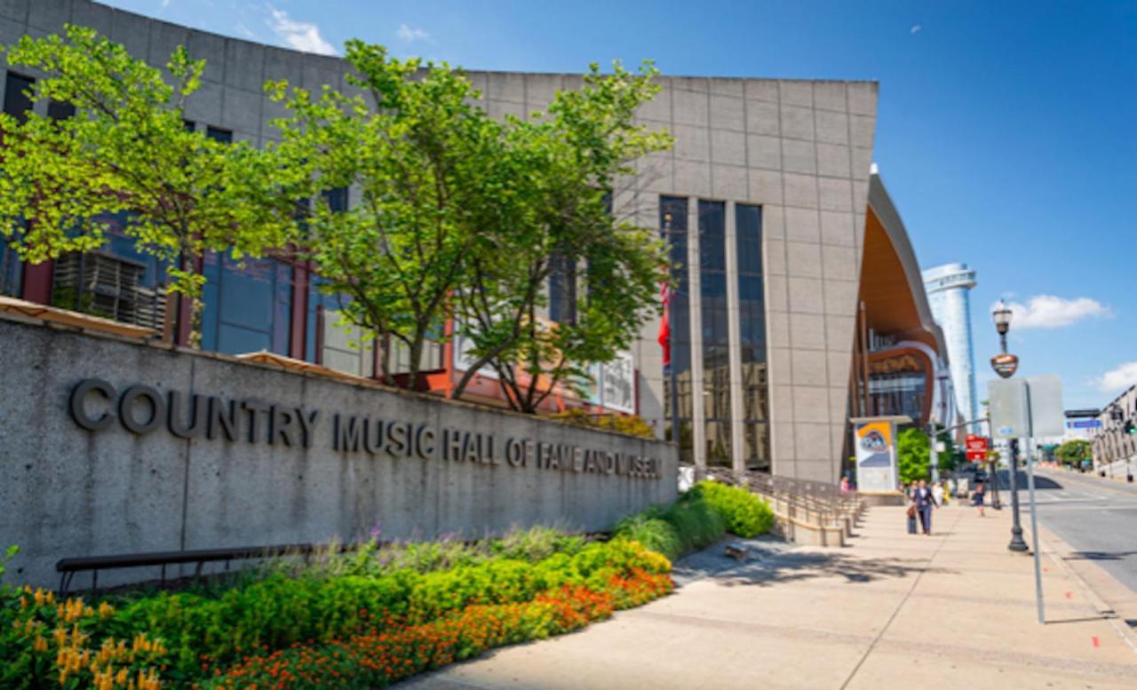 Holiday home On Famous Music Row - Pool, Parking, Walk To Bars *