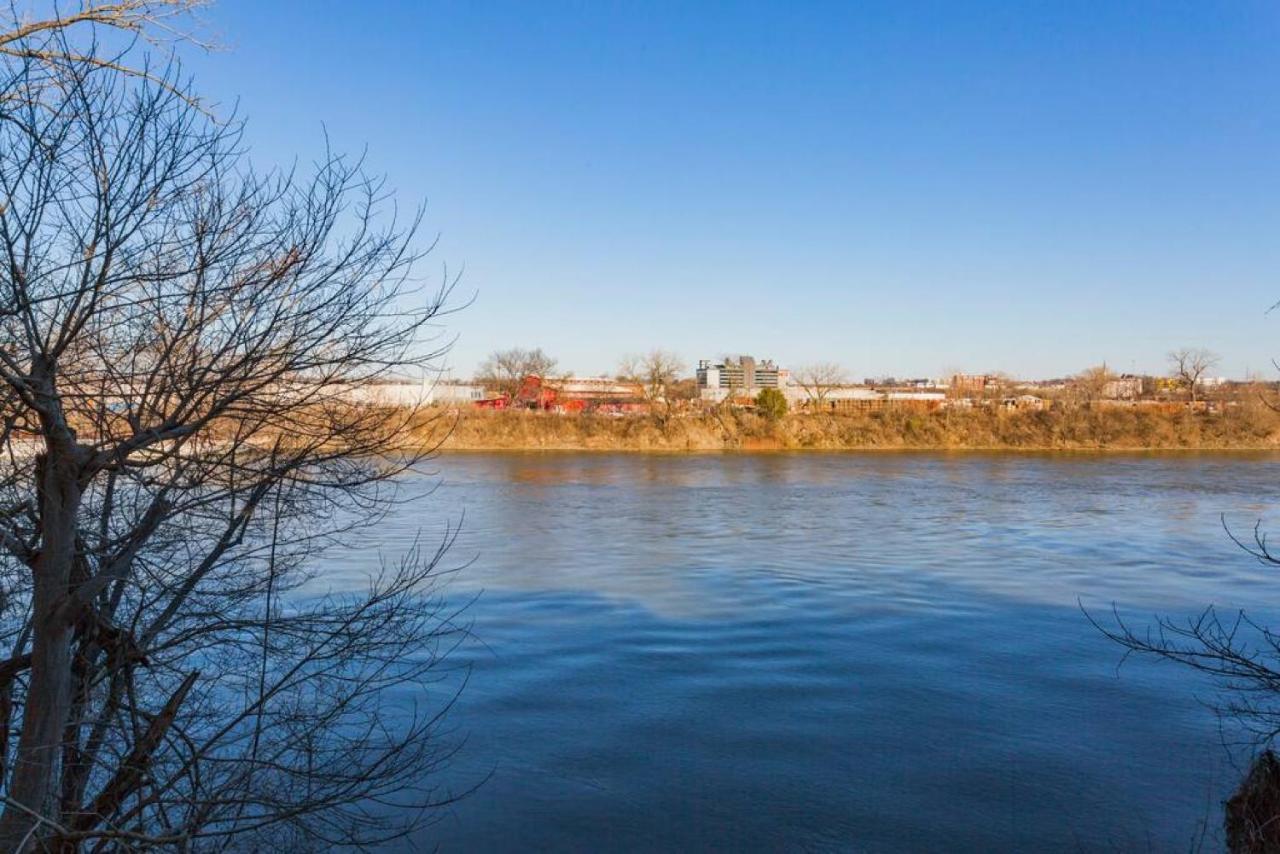 Walk To Downtown Broadway With Pool, Parking And Patio