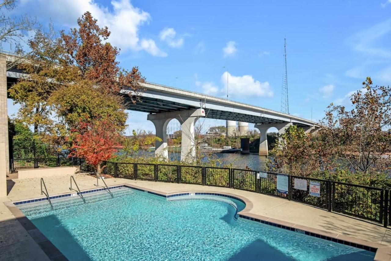 Apartment Walk To Downtown Broadway With Pool, Free Parking, And Gym *