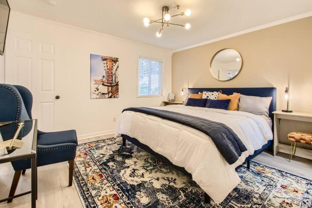 With Pool And Free Parking Walk Downtown & Germantown Apartment Nashville