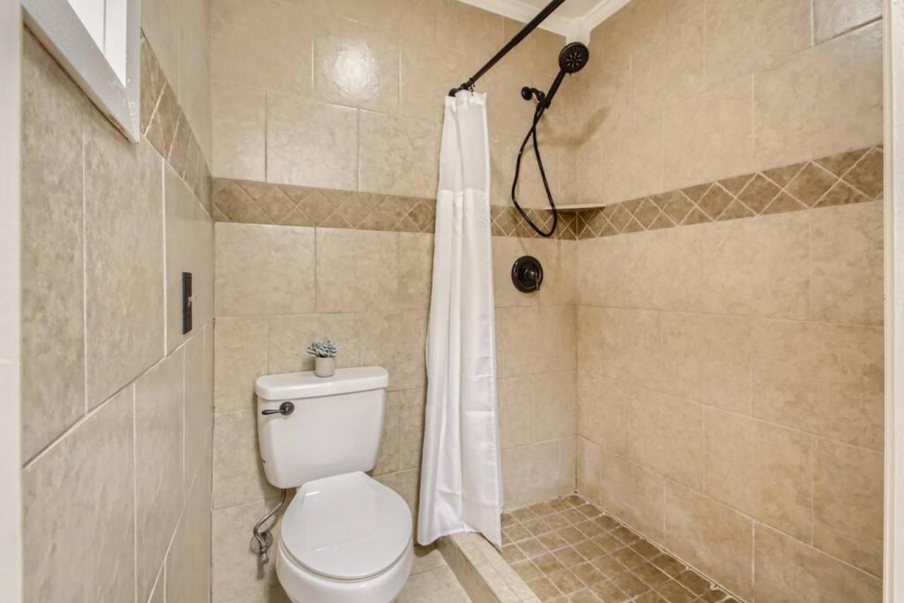 With Pool And Free Parking Walk Downtown & Germantown *