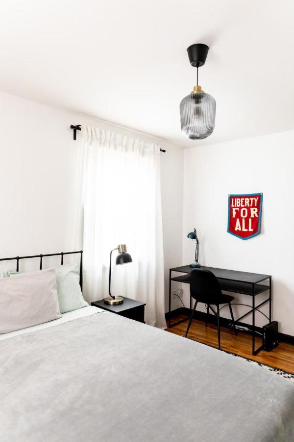 Mid-century Modern Near Downtown With Free Parking