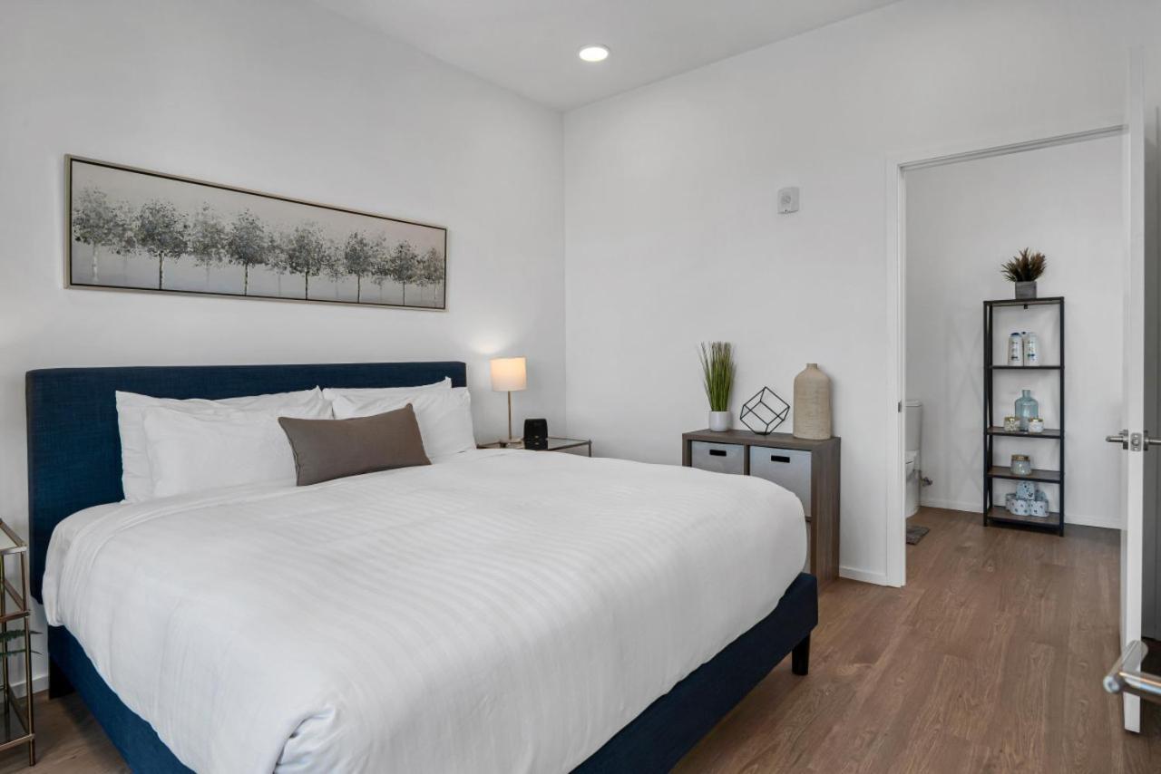 Gulch With Pool Gym Private Patio & Garage Holiday home *