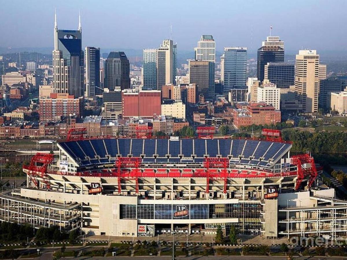 Walk To Downtown Broadway With Pool, Free Parking, And Gym *