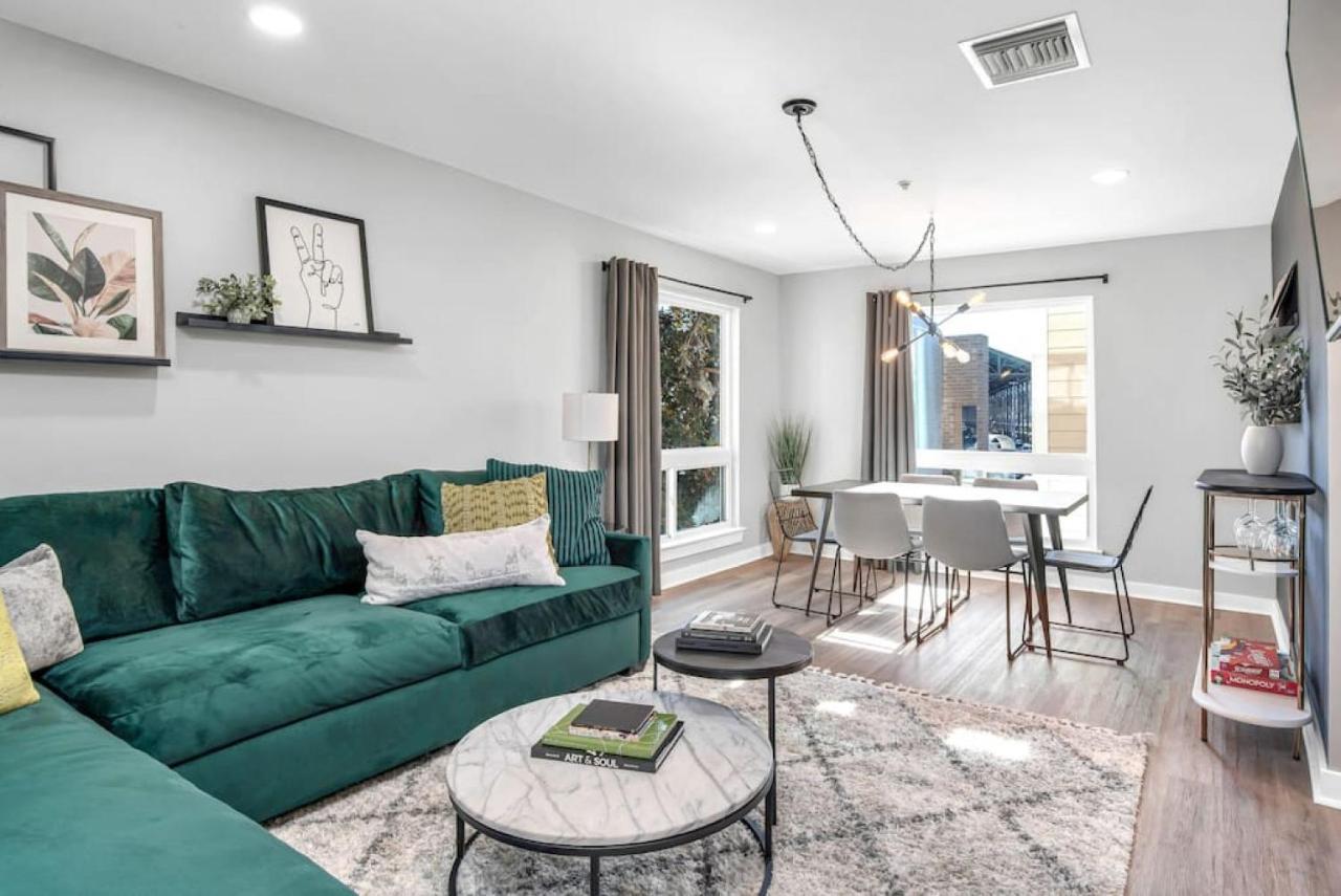 Apartment Walk To Downtown Broadway With Pool, Free Parking, And Gym