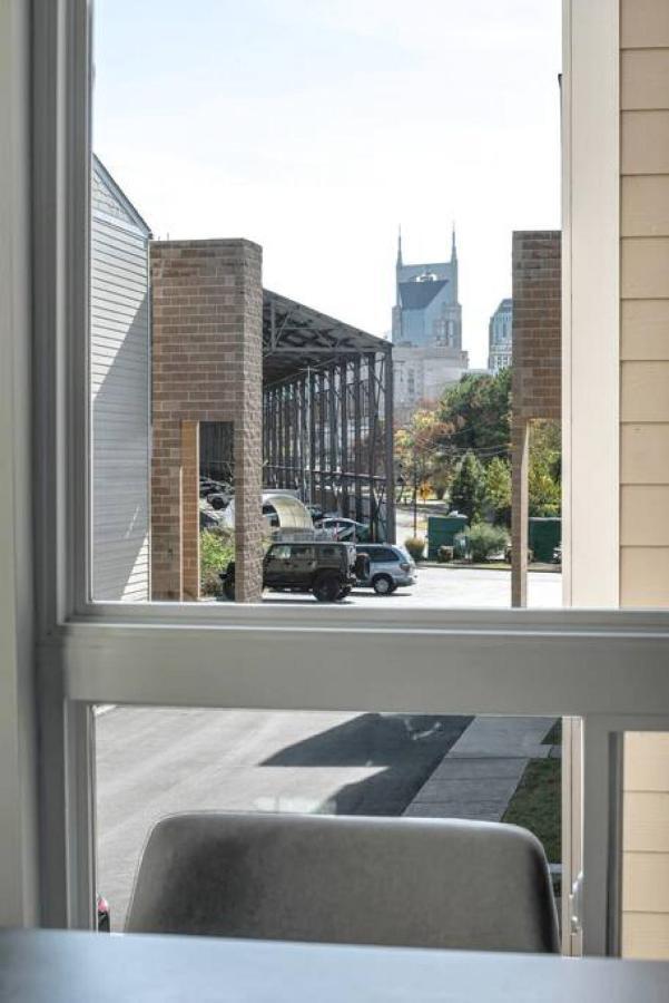 Apartment Walk To Downtown Broadway With Pool, Free Parking, And Gym