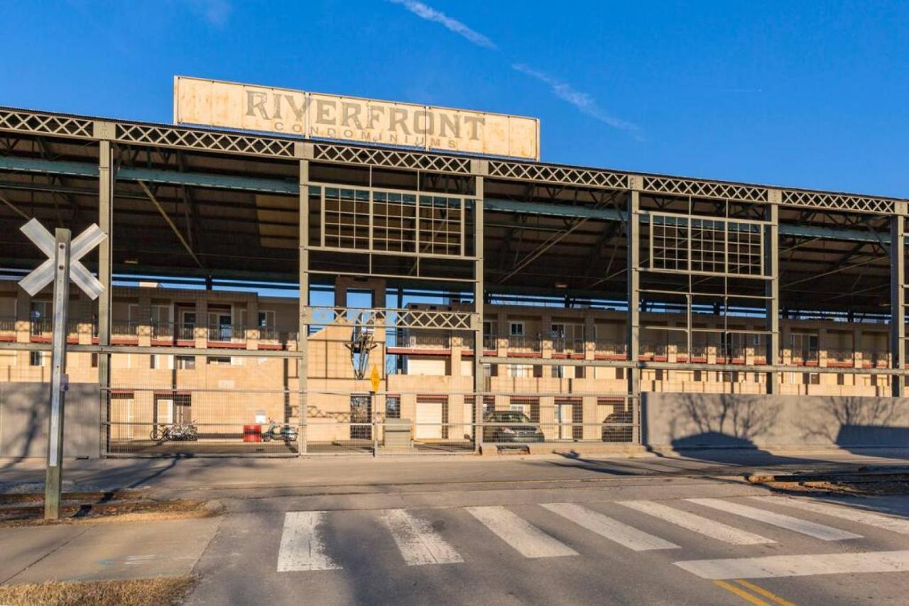 Apartment Walk To Downtown Broadway With Pool, Parking And Patio