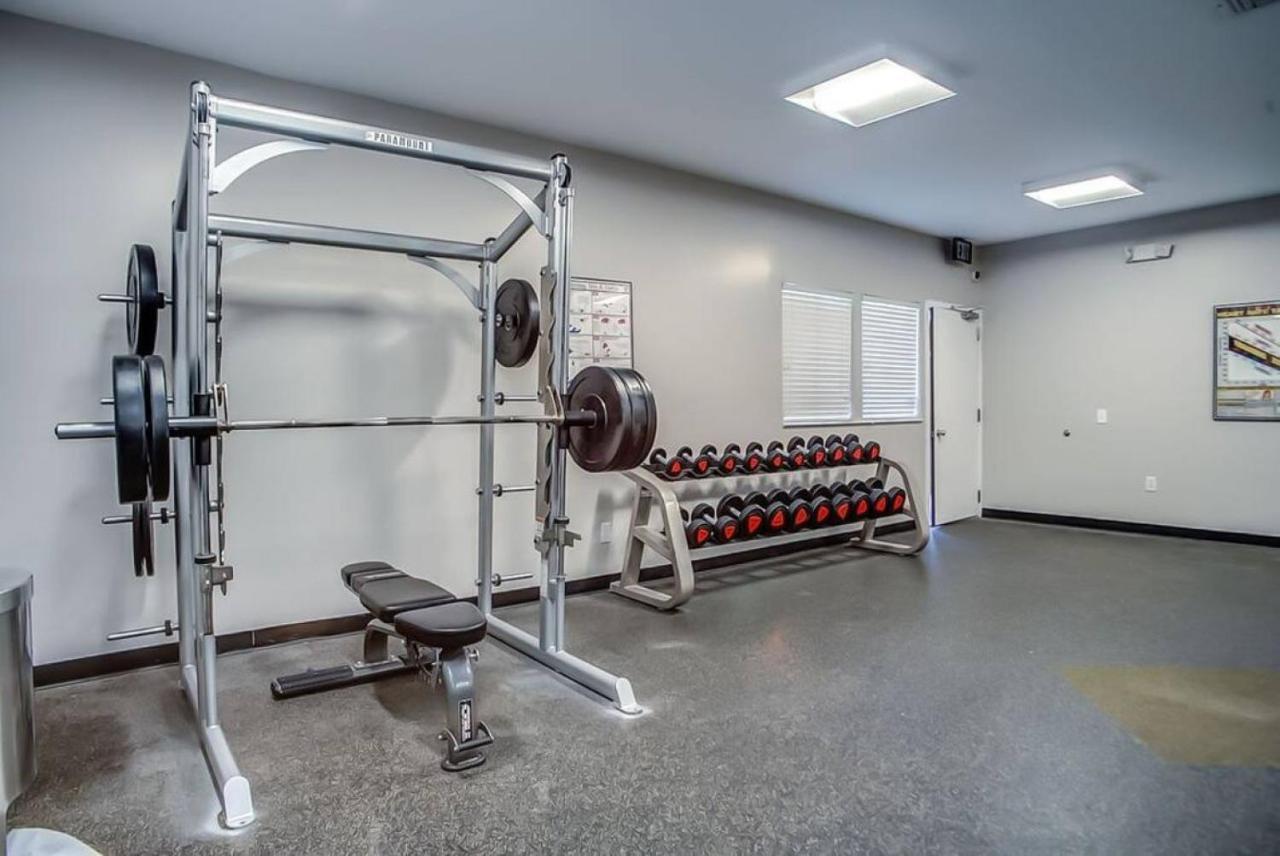 With Pool And Free Parking Walk Downtown & Germantown Apartment