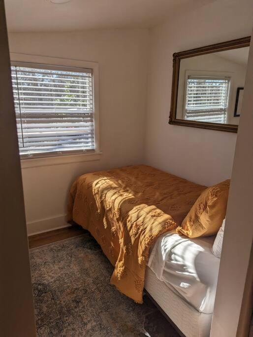 Modern Close To Downtown Holiday home