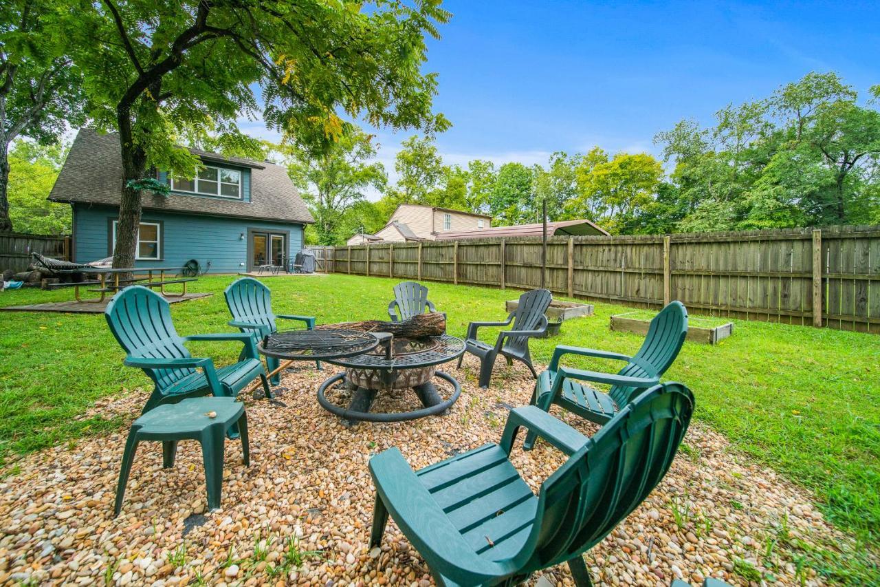 Spacious 3 Bedroom 6 Beds House With Large Yard *
