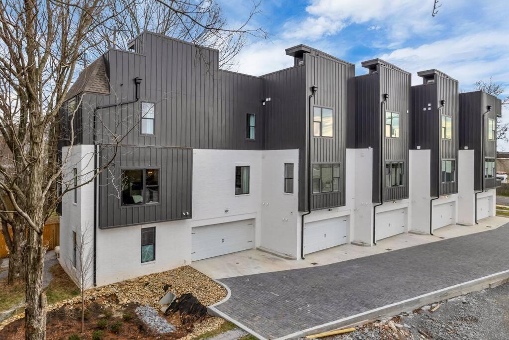 Holiday home Instagrammable W/ Rooftop Deck, 3 Bdrm *