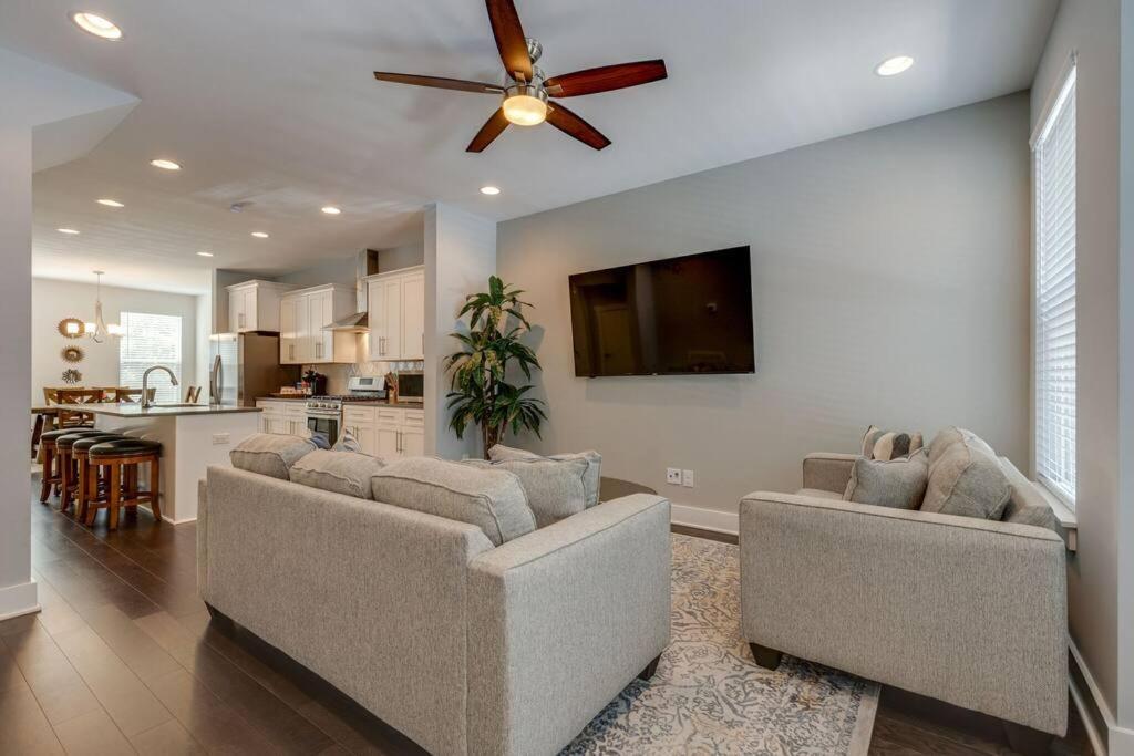 New Townhome 5 Mins To Broadway Sleeps 8 Holiday home Nashville