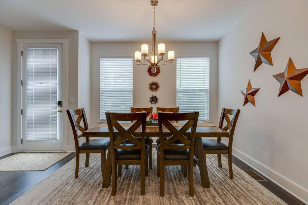 New Townhome 5 Mins To Broadway Sleeps 8 Holiday home *