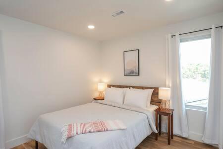 Ada Accessible Dog Friendly With Patio, Yard Ample Parking, Great For Families, 12 Mins To Broadway, 12south, Geodis Park, 24 Hr Hospitality Holiday home Nashville