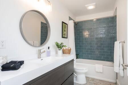 Ada Accessible Dog Friendly With Patio, Yard Ample Parking, Great For Families, 12 Mins To Broadway, 12south, Geodis Park, 24 Hr Hospitality