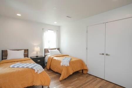 Ada Accessible Dog Friendly With Patio, Yard Ample Parking, Great For Families, 12 Mins To Broadway, 12south, Geodis Park, 24 Hr Hospitality Holiday home *