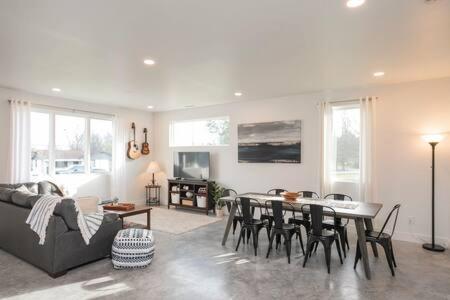 Ada Accessible Dog Friendly With Patio, Yard Ample Parking, Great For Families, 12 Mins To Broadway, 12south, Geodis Park, 24 Hr Hospitality Nashville