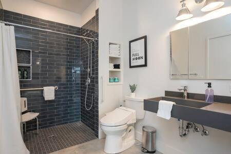 Ada Accessible Dog Friendly With Patio, Yard Ample Parking, Great For Families, 12 Mins To Broadway, 12south, Geodis Park, 24 Hr Hospitality Holiday home