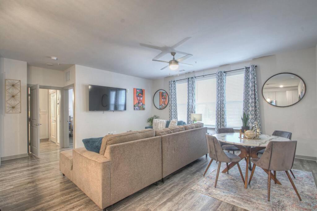 Stylish Music Getaway 3miles To Dwtwn Apartment *