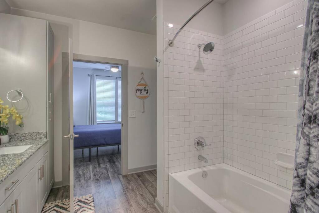 Stylish Music Getaway 3miles To Dwtwn Apartment