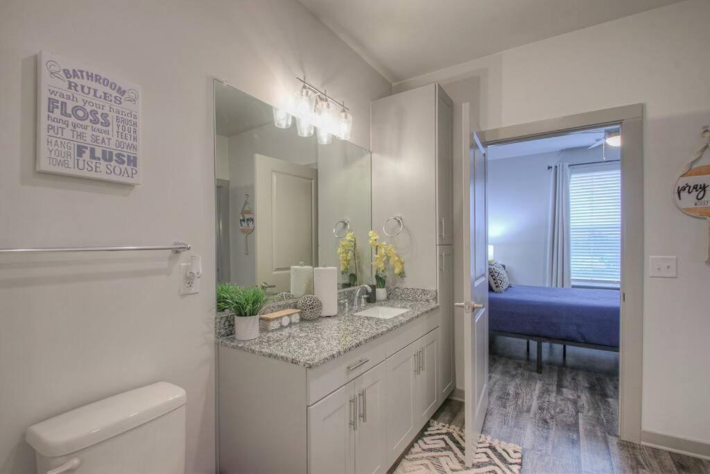 Stylish Music Getaway 3miles To Dwtwn Apartment