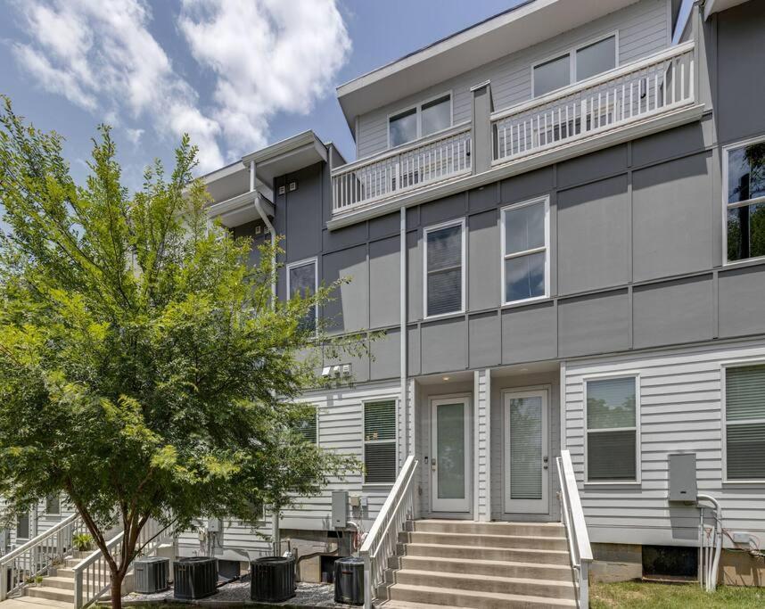 New Townhome 5 Mins To Broadway Sleeps 8