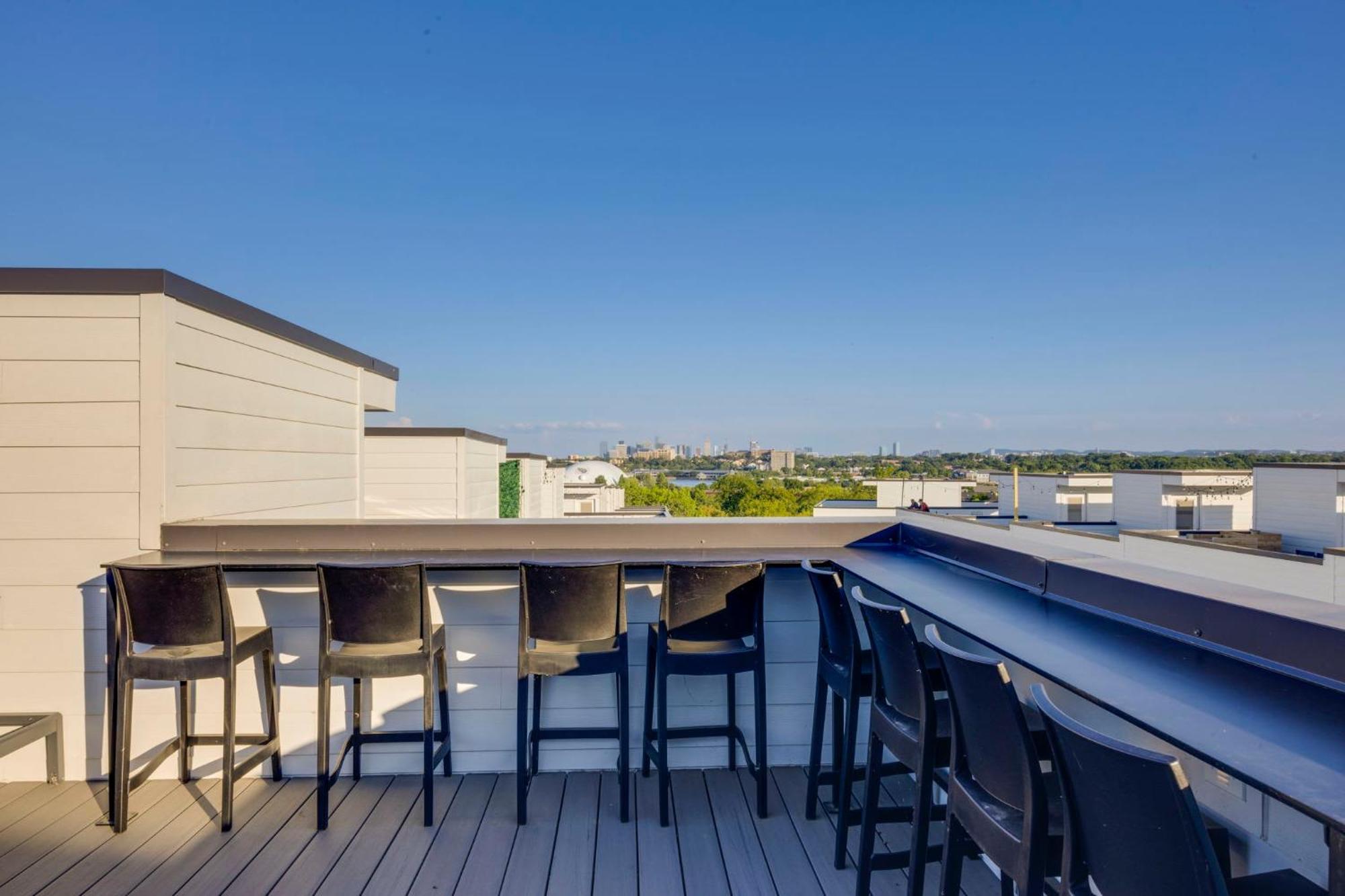 Rooftop Skyline Views Dt Nash Sleeps 12 Holiday home
