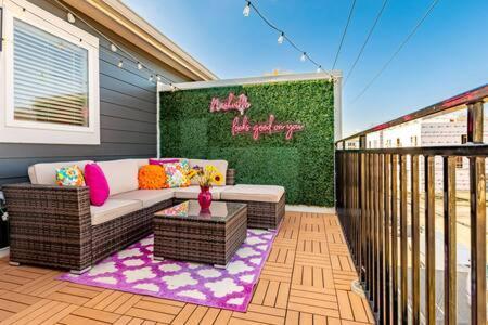 Disco Dollhouse - East + 2 8 Mi Downtown Holiday home *