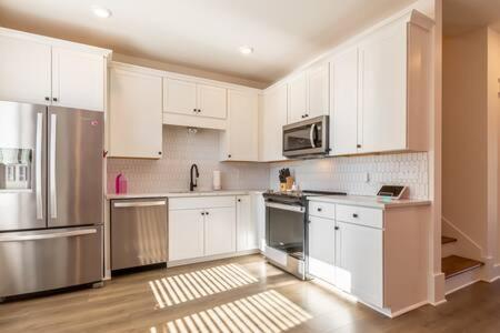 Disco Dollhouse - East + 2 8 Mi Downtown Holiday home Nashville