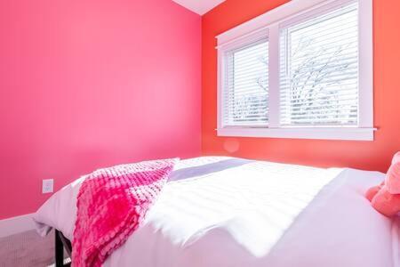 Disco Dollhouse - East + 2 8 Mi Downtown Holiday home *