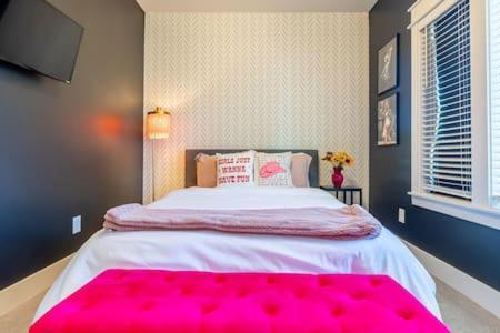 Holiday home Disco Dollhouse - East + 2 8 Mi Downtown *
