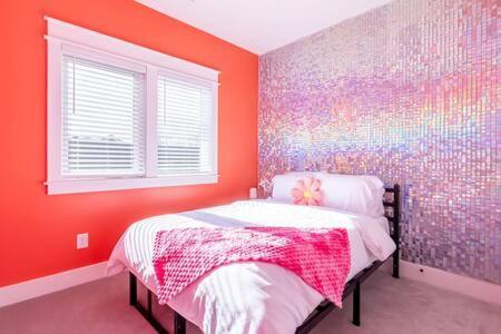 Disco Dollhouse - East + 2 8 Mi Downtown Holiday home *