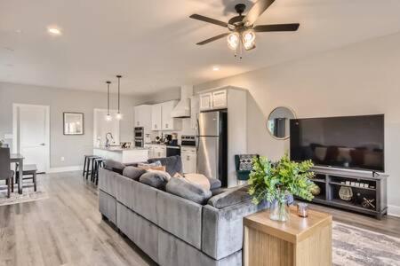 New Build 5 Min To Broadway Sleeps 10 *