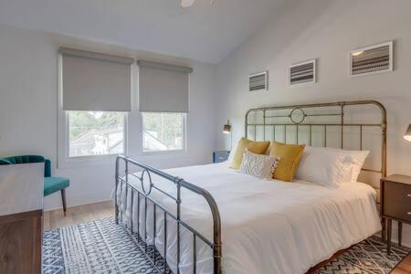 Holiday home Spacious Luxury Twin Homes, Walk To Everything!